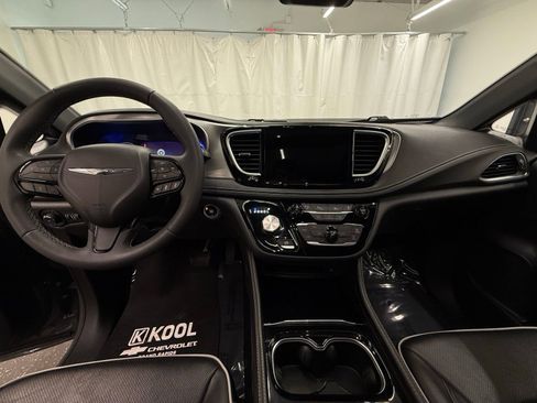 Used 2022 Chrysler Pacifica Limited w/ Uconnect Theater Family Group image 17