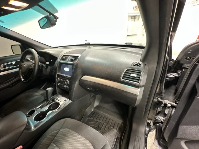 Used 2017 Ford Explorer XLT w/ Equipment Group 201A FWD image 19