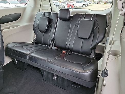 Used 2024 Chrysler Pacifica Touring-L image 13