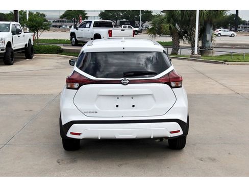 Used 2024 Nissan Kicks S image 5