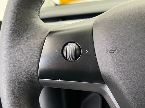 Used 2023 Tesla Model Y Performance image 18