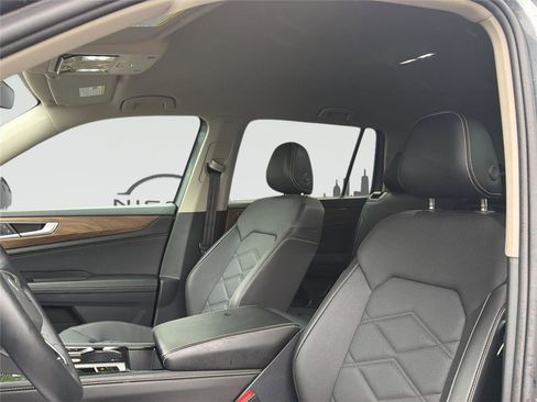 Used 2025 Volkswagen Atlas SE AWD/4WD image 12