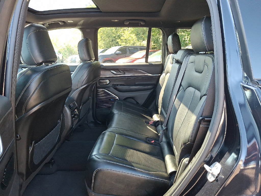 Used 2023 Jeep Grand Cherokee Overland AWD/4WD image 11