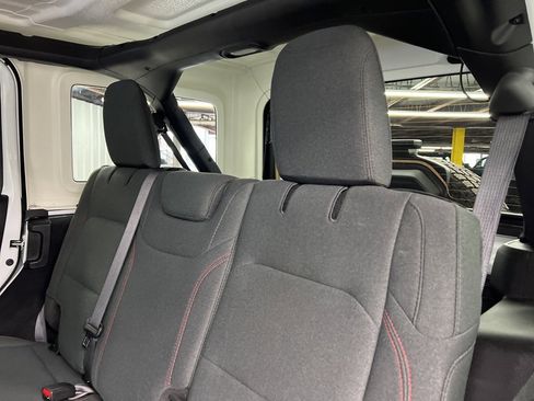 Used 2024 Jeep Wrangler Unlimited Rubicon image 12