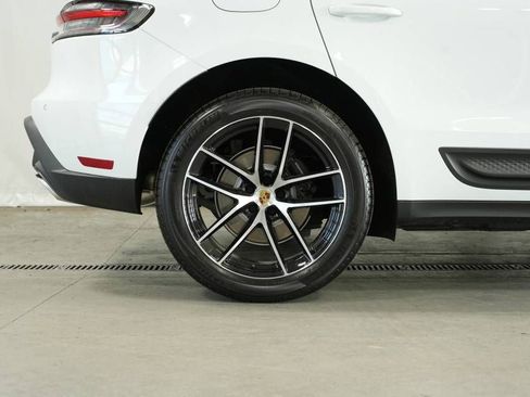 Certified 2025 Porsche Macan AWD/4WD image 40