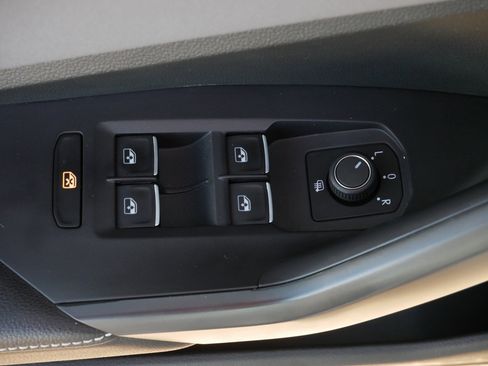 Certified 2025 Volkswagen Jetta SE w/ Sunroof Package image 19