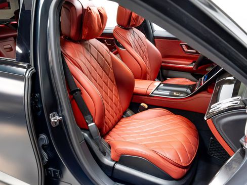 Used 2022 Mercedes-Benz S 580 4MATIC Sedan w/ AMG Line Package image 24