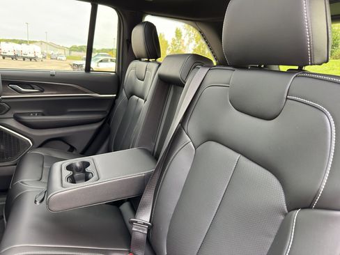 New 2025 Jeep Grand Cherokee Limited w/ Luxury Tech Group II AWD/4WD image 37
