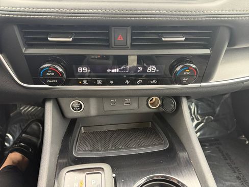 Used 2023 Nissan Rogue SV image 21