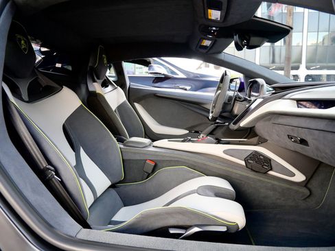 Used 2025 Lamborghini Revuelto AWD/4WD image 8
