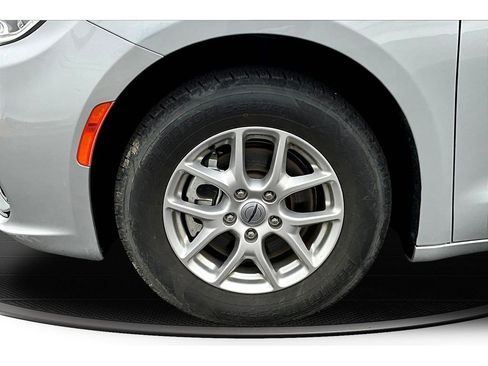 Certified 2024 Chrysler Pacifica Touring-L FWD image 11
