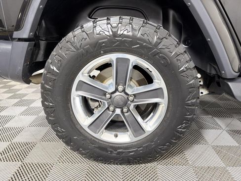 Used 2018 Jeep Wrangler Unlimited Sahara AWD/4WD image 15