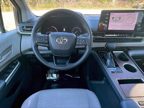 Used 2022 Toyota Sienna LE image 9