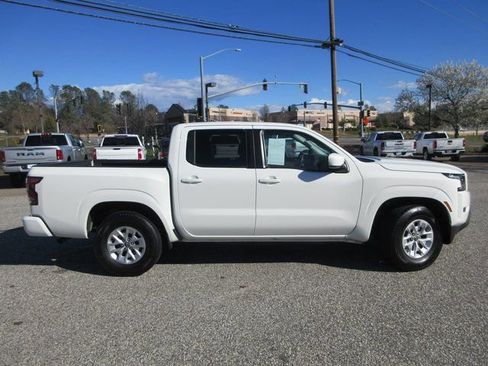 Used 2024 Nissan Frontier SV image 3