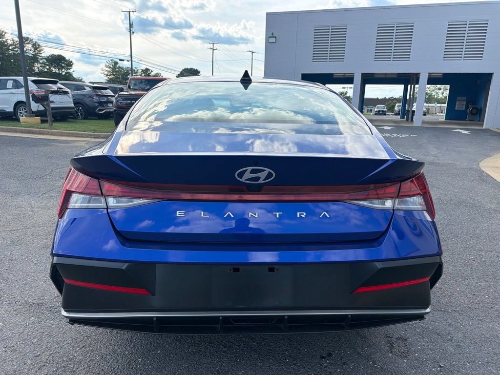 Used 2025 Hyundai Elantra SEL FWD image 4