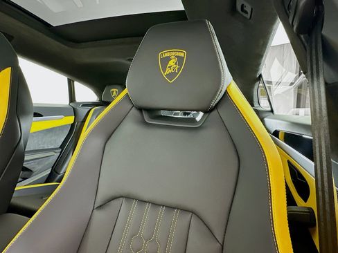 Used 2025 Lamborghini Urus SE AWD/4WD image 51