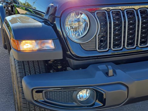 New 2025 Jeep Gladiator Sport image 3