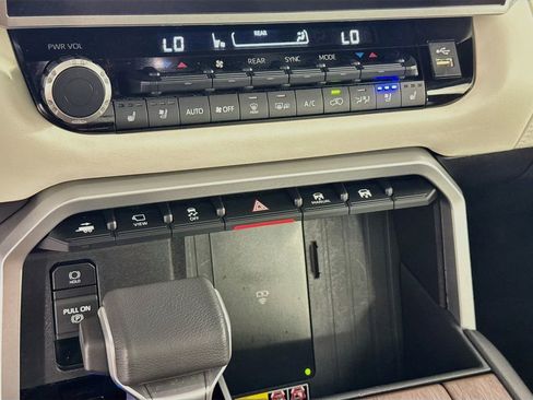 Used 2025 Toyota Sequoia Capstone AWD/4WD image 22