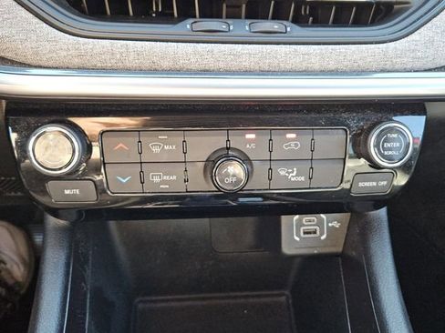 Used 2025 Jeep Compass Latitude AWD/4WD image 19