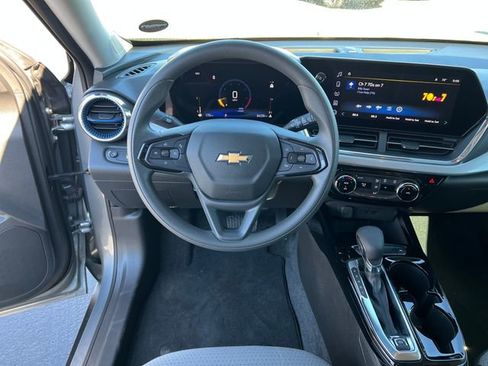 Certified 2025 Chevrolet Trax LT FWD image 13