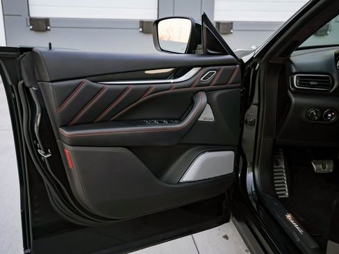 Used 2022 Maserati Levante Trofeo image 16