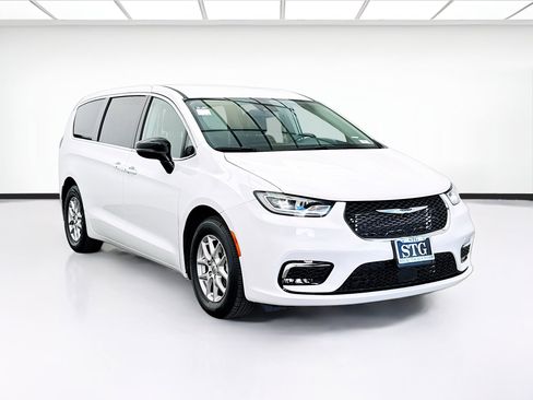 Used 2024 Chrysler Pacifica Touring-L image 3