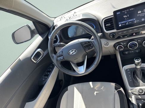 Used 2025 Hyundai Venue SEL FWD image 24