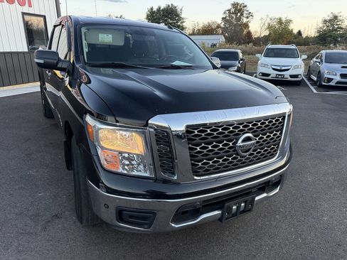 Used 2018 Nissan Titan SV w/ SV Convenience Package image 4