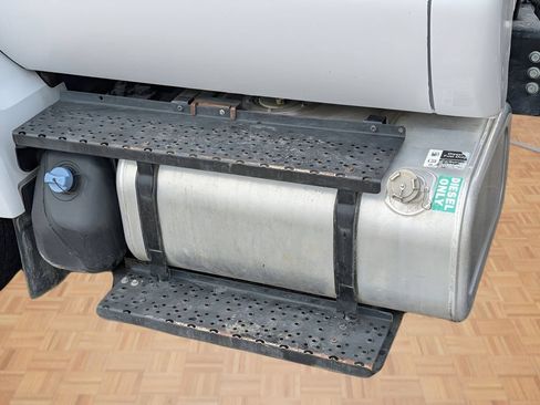 Used 2022 Ford F650 2WD Regular Cab Super Duty image 9