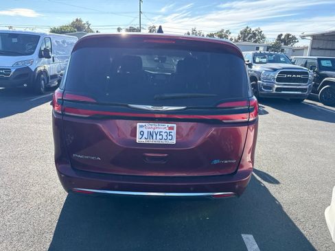 Used 2023 Chrysler Pacifica Touring-L FWD image 6