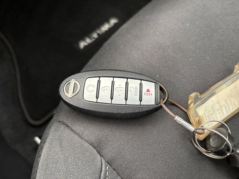 Used 2025 Nissan Altima 2.5 SV FWD image 21