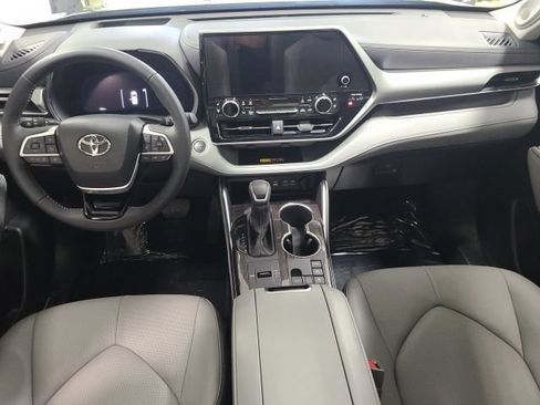 Used 2026 Toyota Highlander Platinum AWD/4WD image 2