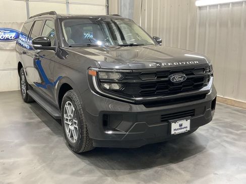 Used 2025 Ford Expedition Active AWD/4WD image 2