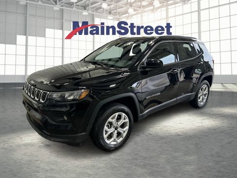 Used 2025 Jeep Compass Latitude w/ Convenience Group AWD/4WD image 1