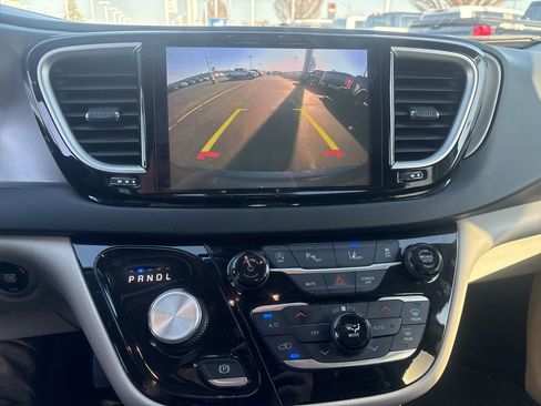 Used 2023 Chrysler Pacifica Touring-L image 13
