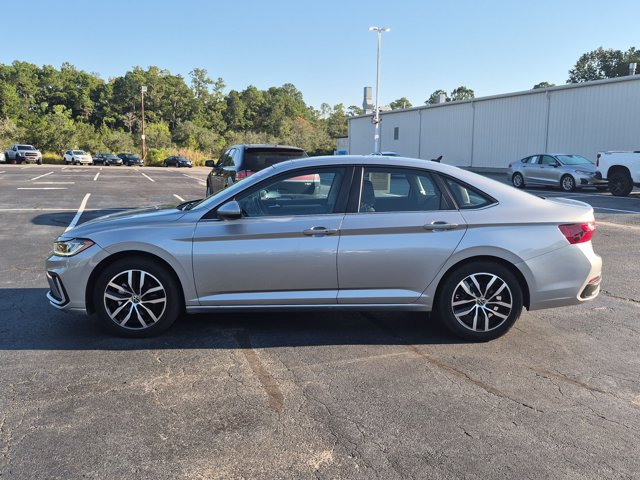 Used 2025 Volkswagen Jetta SE FWD image 9