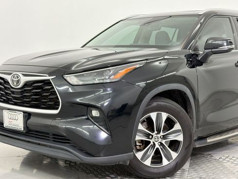 Used 2022 Toyota Highlander XLE FWD image 24
