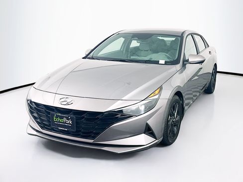 Used 2023 Hyundai Elantra SEL FWD image 3