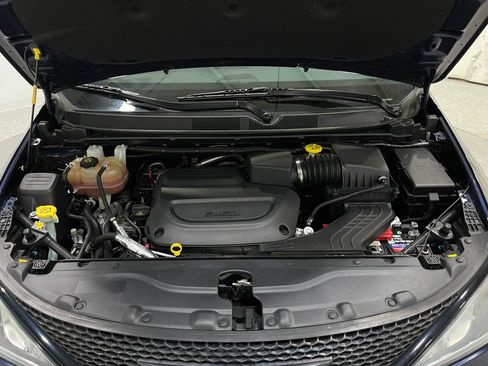 Used 2020 Chrysler Pacifica Limited w/ Advanced Safetytec Group FWD image 28
