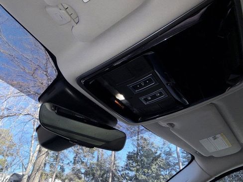 Used 2018 Land Rover Range Rover Velar S image 21