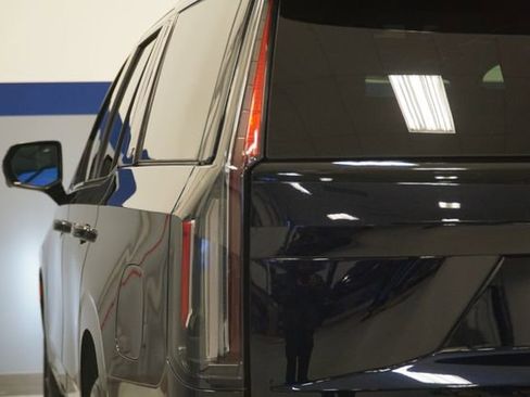 Used 2023 Cadillac Escalade Sport Platinum w/ LPO, ONYX Package AWD/4WD image 4