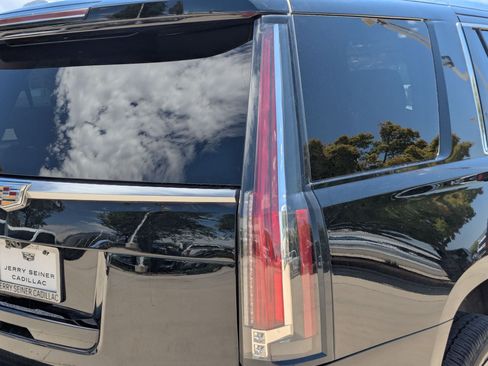Used 2019 Cadillac Escalade Luxury AWD/4WD image 12