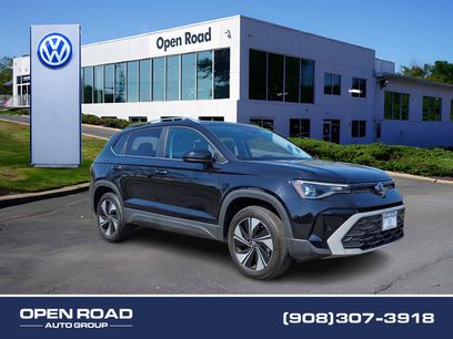 Used 2025 Volkswagen Taos SE w/ Panoramic Sunroof Package