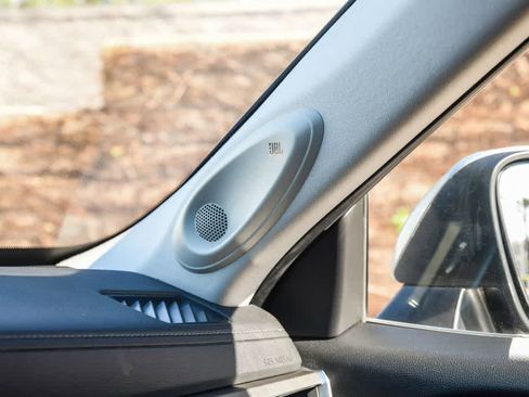 Used 2021 Toyota Highlander Limited image 23