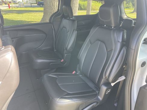 Used 2024 Chrysler Pacifica Touring-L w/ S Appearance Package image 38