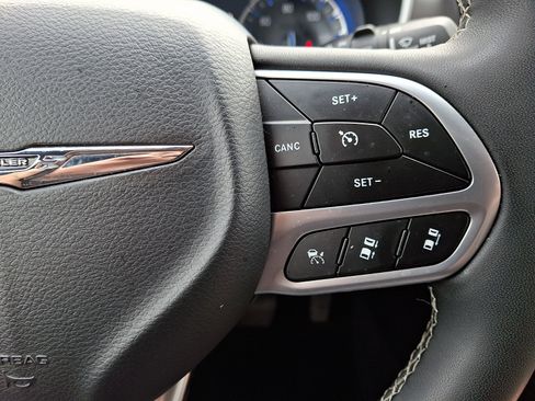 Used 2025 Chrysler Pacifica Select FWD image 22