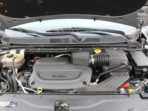 Used 2020 Chrysler Pacifica Touring-L FWD image 9