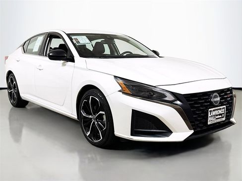 Used 2023 Nissan Altima 2.5 SR image 3