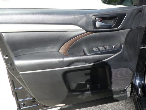 Used 2019 Toyota Highlander XLE image 10