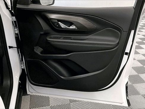 Used 2023 GMC Terrain SLT w/ Tech Package image 18